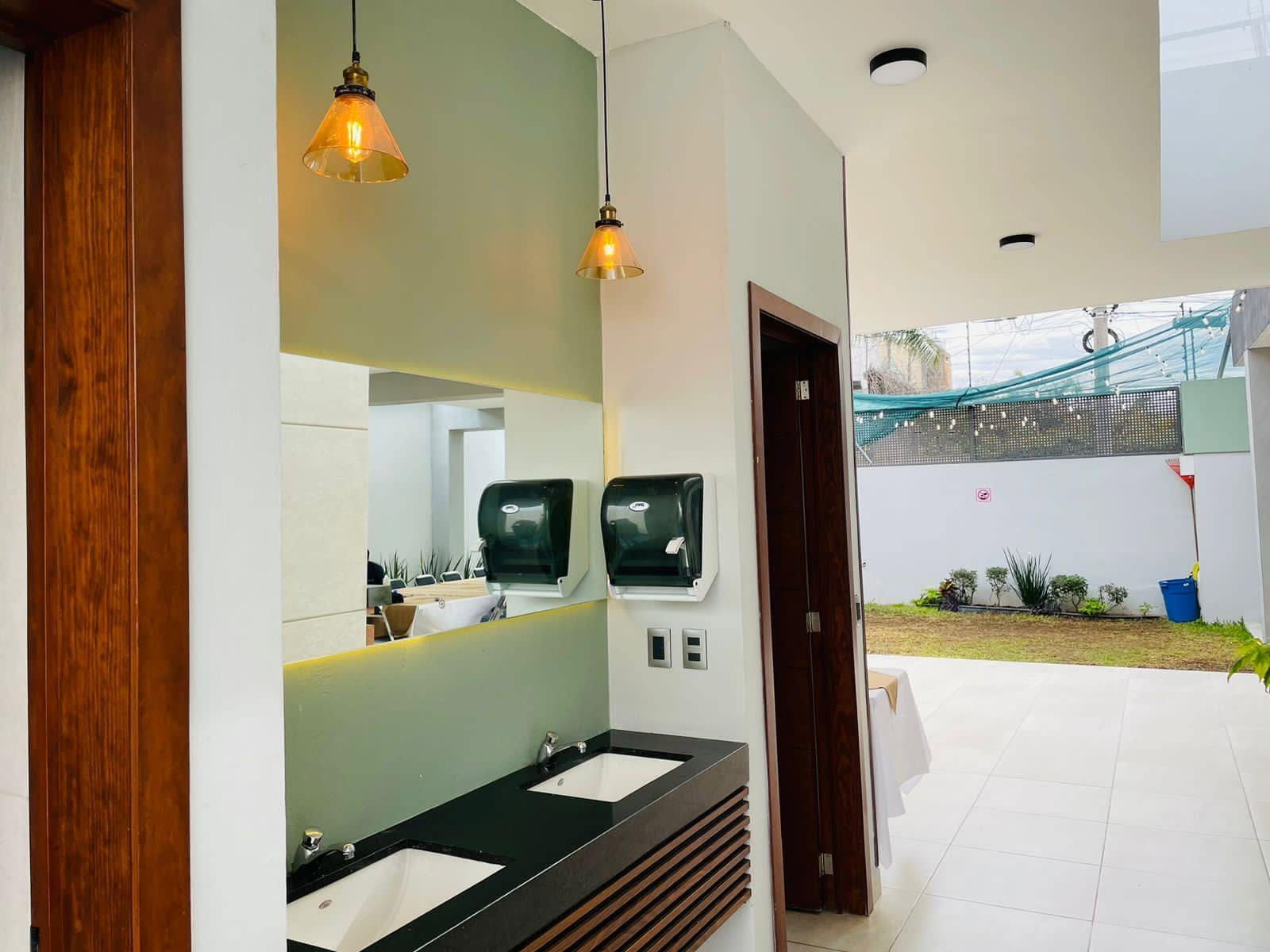 Área de Tocador y Servicios - Terraza La Opulenza